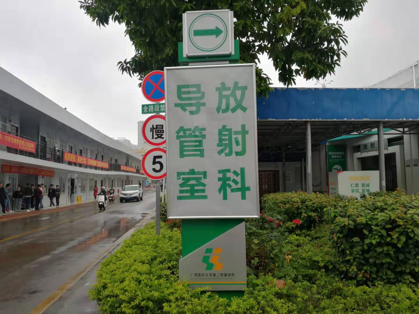 醫(yī)院門診標(biāo)識(shí)牌導(dǎo)視系統(tǒng)--【巨匠標(biāo)識(shí)，標(biāo)識(shí)制作廠家】