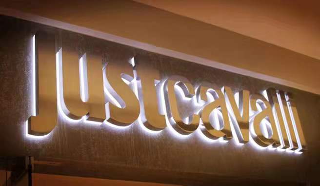 門(mén)頭招牌制作，巨匠與同行的價(jià)格差異化——【巨匠標(biāo)識(shí)，標(biāo)識(shí)制作廠家】